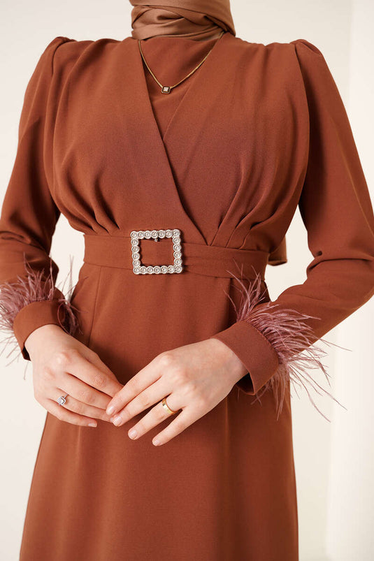 Robe ceinturée à manches à plumes, beige