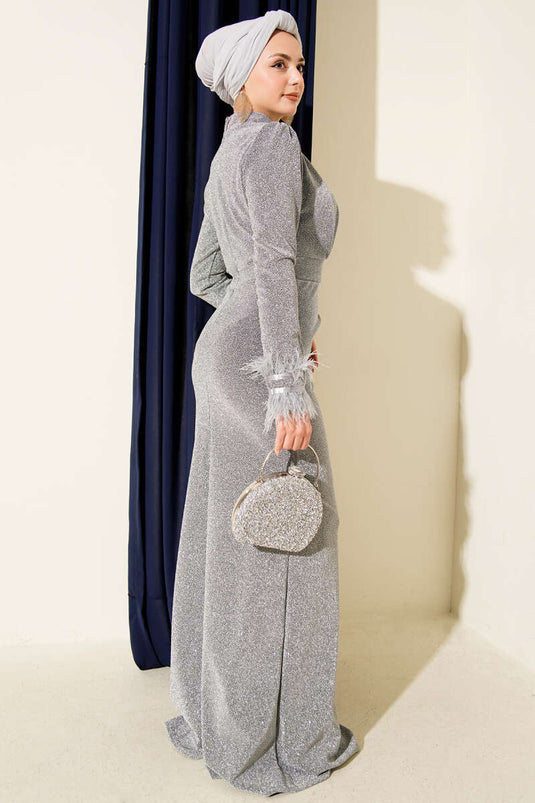 Robe de soirée argentée à manches à plumes
