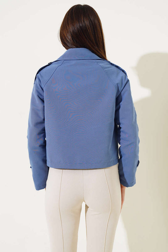 Veste courte indigo avec épaulettes aux manches et aux épaules