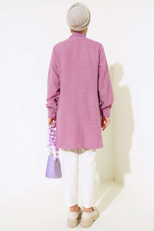 قميص بأكمام وياقة مزينة بكشكشة وردية باهتة