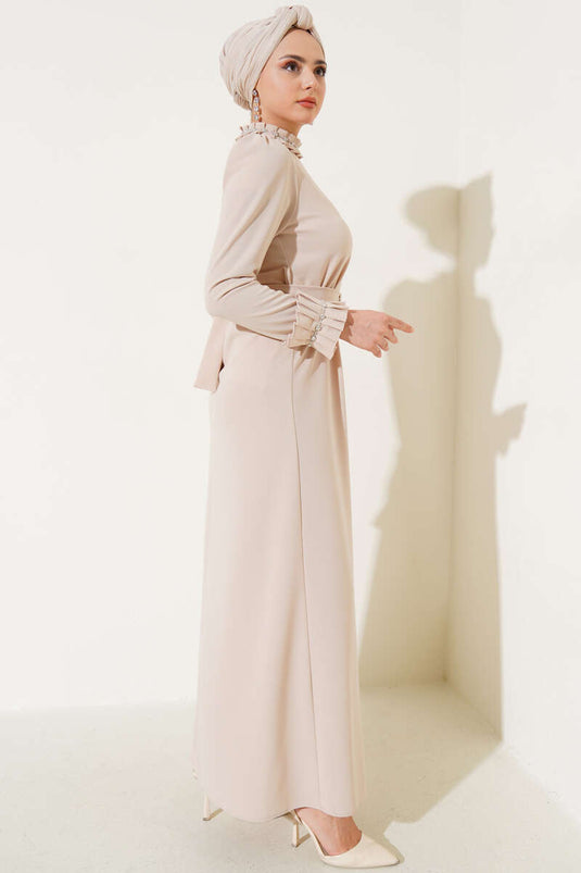 Kol ve Yaka Pliseli Taşlı Elbise Bej