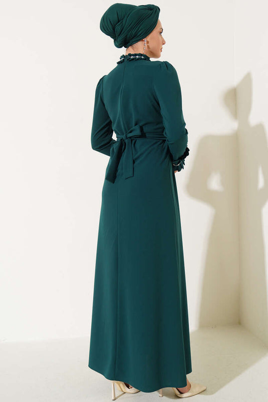 فستان بكسرات على الأكمام والياقة مصنوع من حجر الزمرد