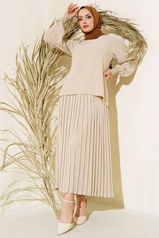 Tailleur en crêpe beige orné de pierres sur les côtés des manches