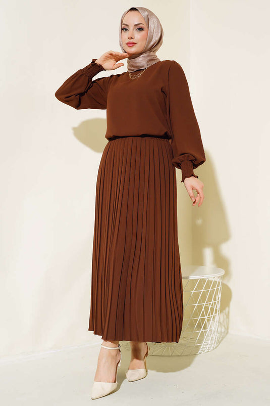 بدلة كريب بنية اللون مع أحجار على جانبي الذراع