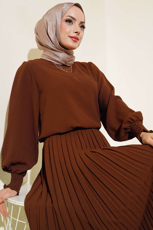 Tailleur en crêpe marron avec pierres sur les côtés des manches