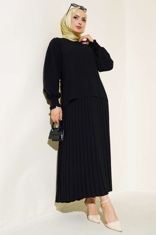 Tailleur en crêpe noir orné de pierres sur les côtés des manches