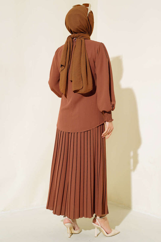 Ensemble en crêpe avec pierres sur la manche, beige