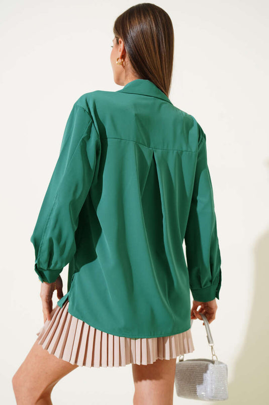 Chemise en mousseline verte avec fentes aux manches