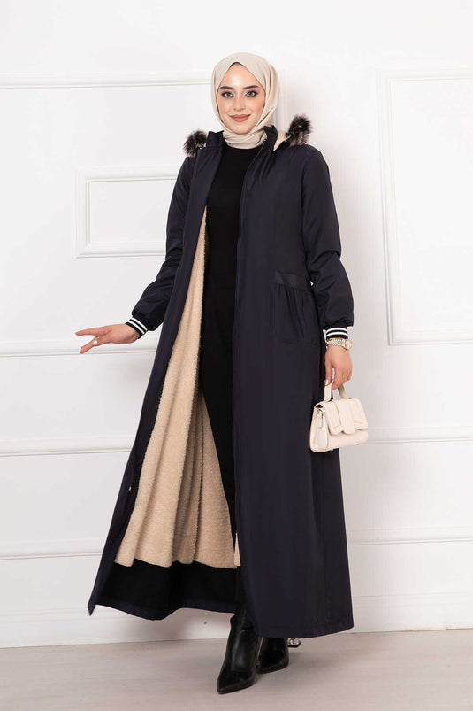 معطف مبطن بالفرو بأكمام مضلعة باللون الأزرق الداكن