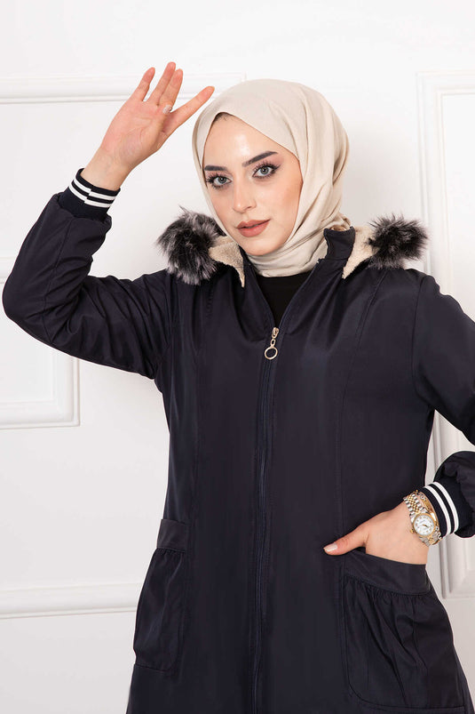 معطف مبطن بالفرو بأكمام مضلعة باللون الأزرق الداكن