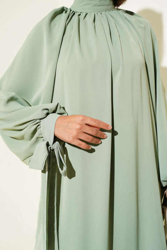 Abito due pezzi con maniche annodate, verde mandorla