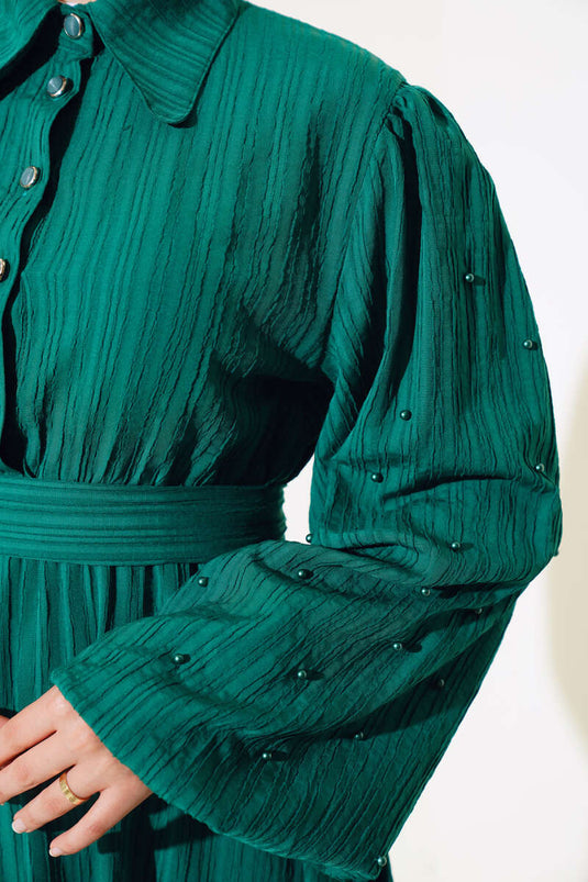 Abito con cintura e dettaglio di perline sulle maniche, verde smeraldo