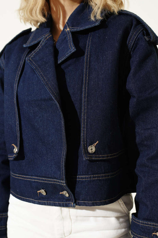 Crop in denim blu scuro con bottoni sulle maniche
