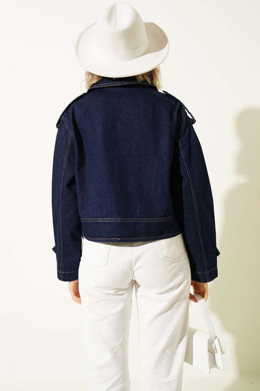 Crop in denim blu scuro con bottoni sulle maniche