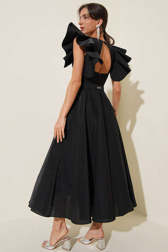 Robe de soirée noire avec détails volantés aux manches