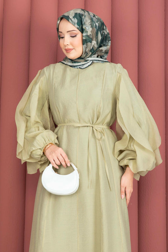 فستان محتشم بأكمام مكشكشة وحزام باللون الأخضر الزيتوني