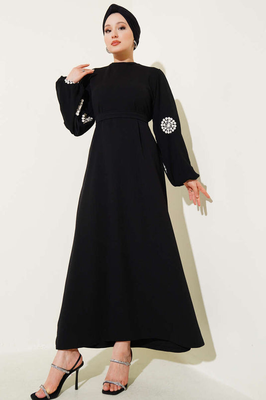 Kolları Nakışlı Kuşaklı Elbise Siyah