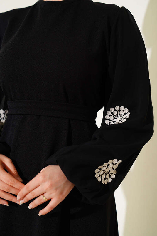 Kleid mit bestickten Ärmeln und Gürtel in Schwarz