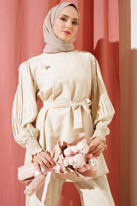 Zweiteiliges Set mit Plissierten Ärmeln und Gürtel in Beige