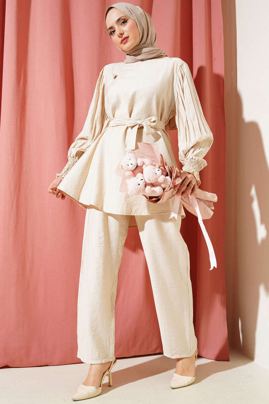 Zweiteiliges Set mit Plissierten Ärmeln und Gürtel in Beige