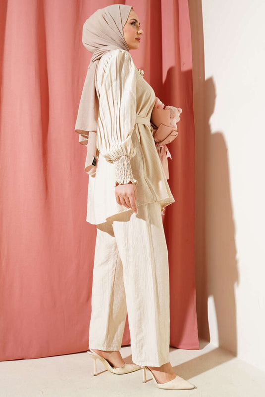 Zweiteiliges Set mit Plissierten Ärmeln und Gürtel in Beige