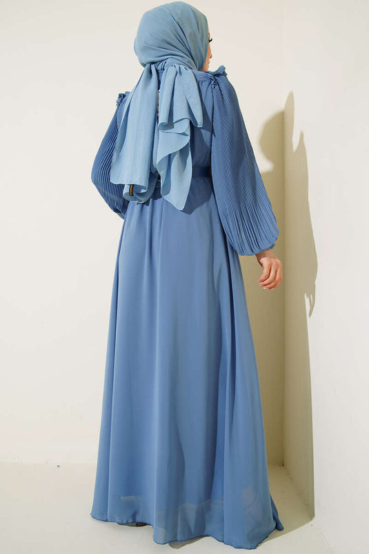 فستان بأكمام مطوية باللون الأزرق