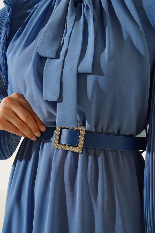 فستان بأكمام مطوية باللون الأزرق