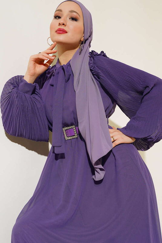 Robe violette à manches plissées