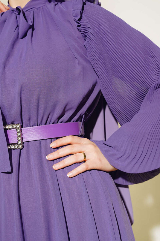 Robe violette à manches plissées
