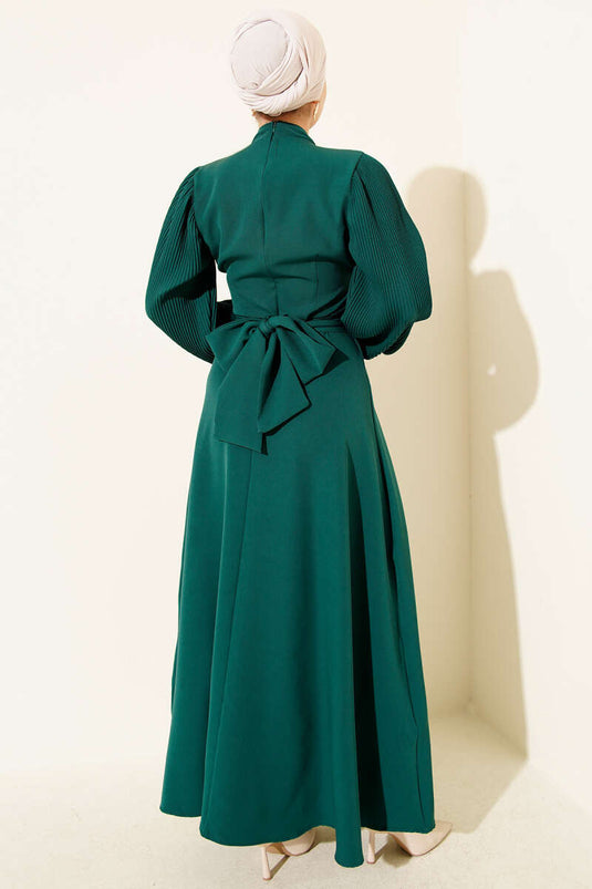 فستان سهرة أخضر زمردي بأكمام مطوية وحزام