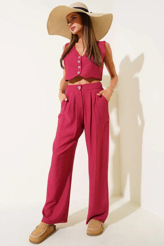 Ensemble deux pièces sans manches bordeaux, composé d'un gilet boutonné et d'un gilet boutonné.