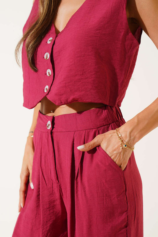 Ensemble deux pièces sans manches bordeaux, composé d'un gilet boutonné et d'un gilet boutonné.