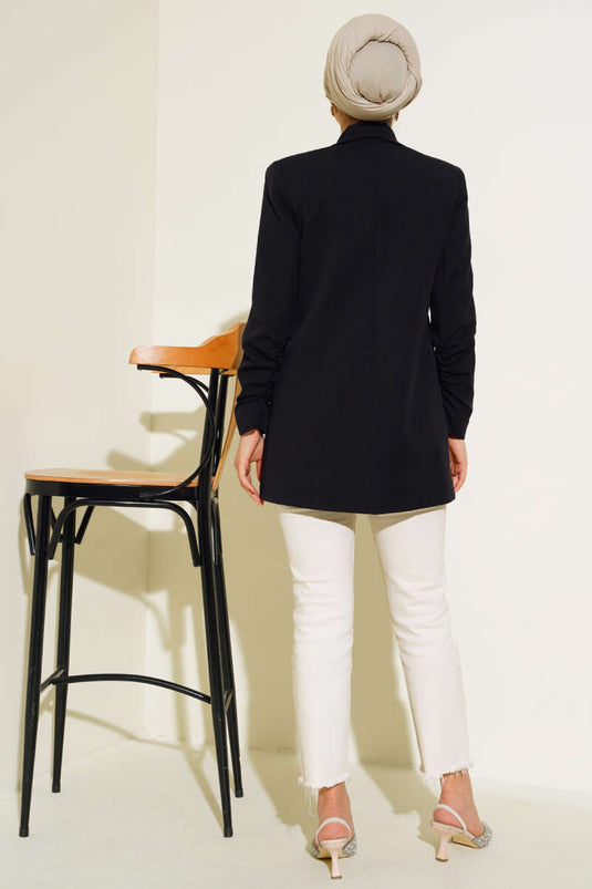 سترة بأكمام مكشكشة باللون الأسود