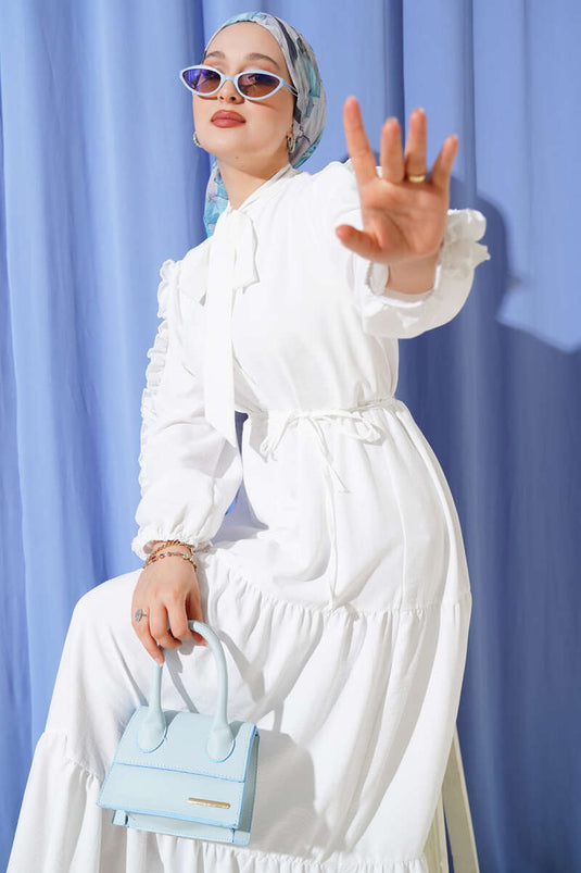 Weißes Lagenkleid mit Rüschenärmeln