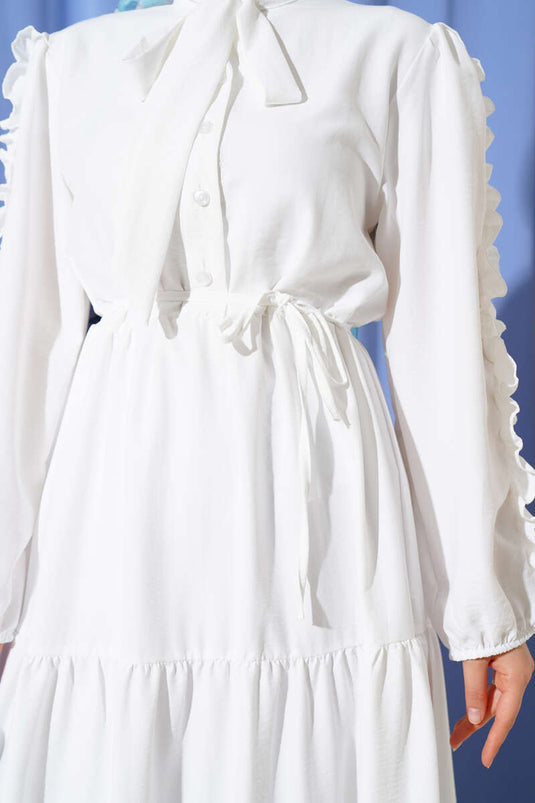 Weißes Lagenkleid mit Rüschenärmeln