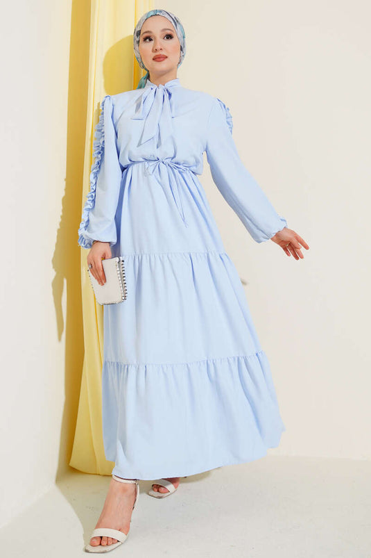 Abito a strati con maniche a balze in blu