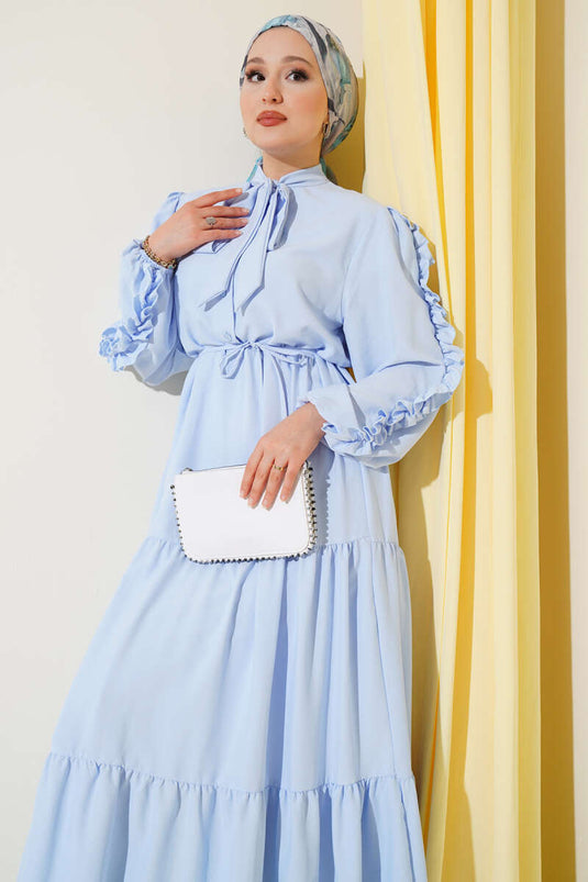 Abito a strati con maniche a balze in blu