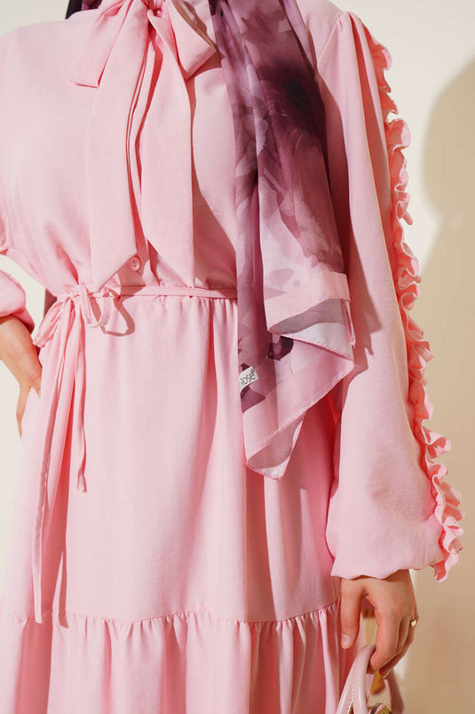 Rosa Lagenkleid mit Rüschenärmeln