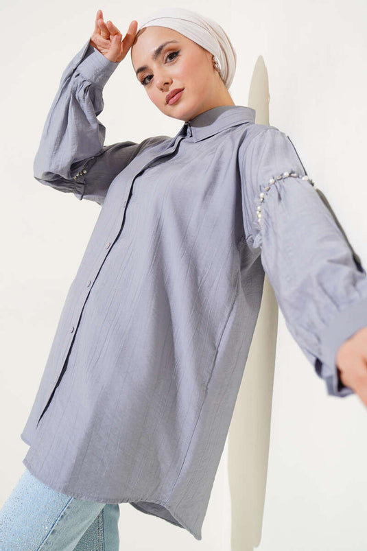 قميص رمادي مع تفاصيل لؤلؤية على الأكمام
