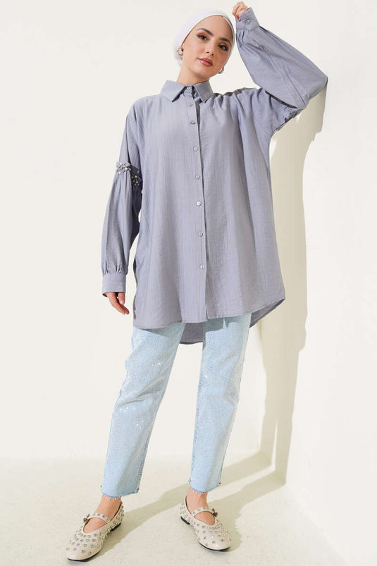 Chemise grise avec détails nacrés sur les manches