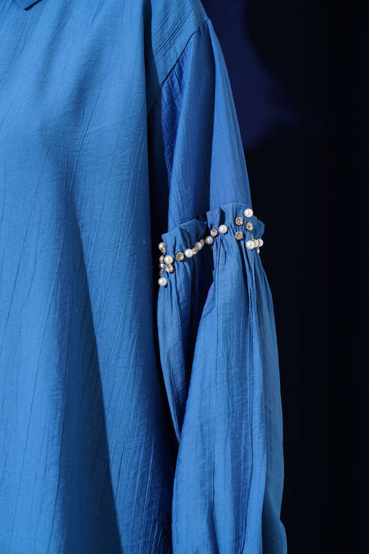 Chemise indigo ornée de perles sur les manches