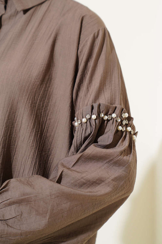 Chemise marron ornée de perles sur les manches