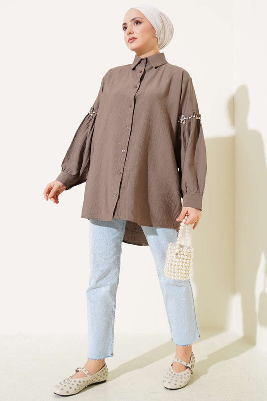 Chemise marron ornée de perles sur les manches