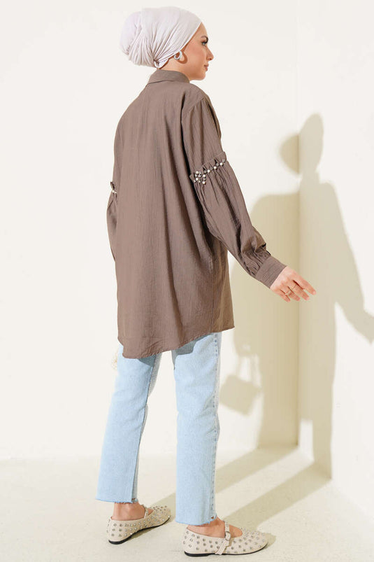 Chemise marron ornée de perles sur les manches