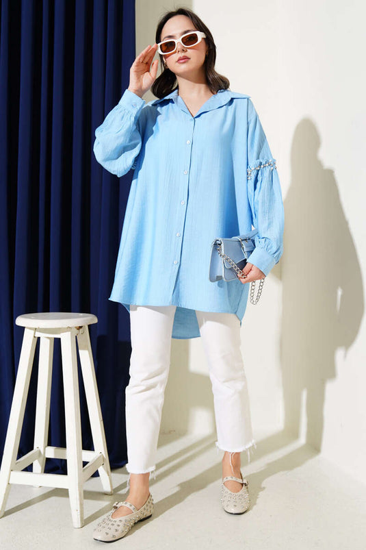 Chemise bleue à manches ornées de perles