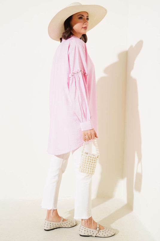 Chemise rose avec détails nacrés sur les manches