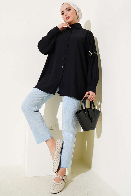 Chemise noire avec détail de perles sur la manche
