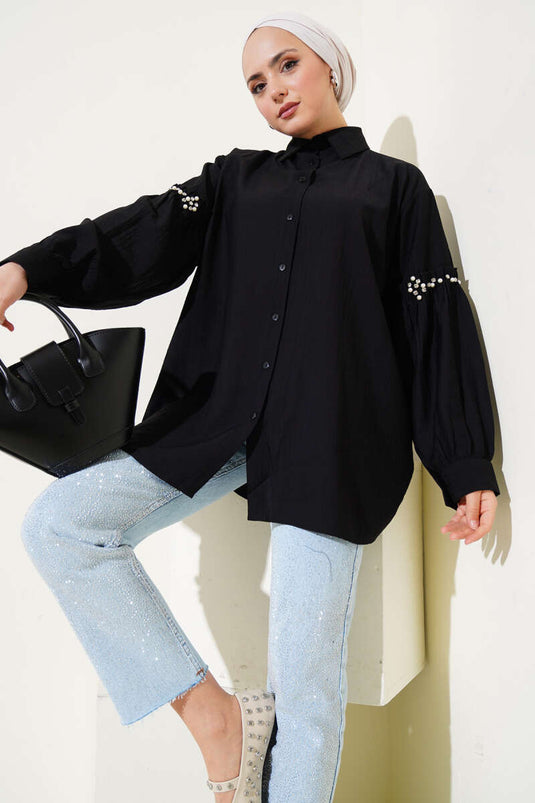 قميص أسود مع تفاصيل لؤلؤية على الأكمام