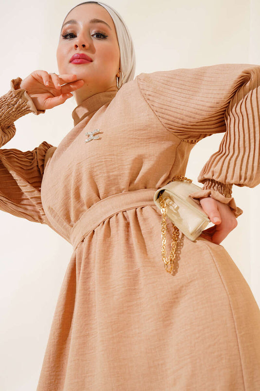 Leinenkleid mit Faltenärmeln in Latte