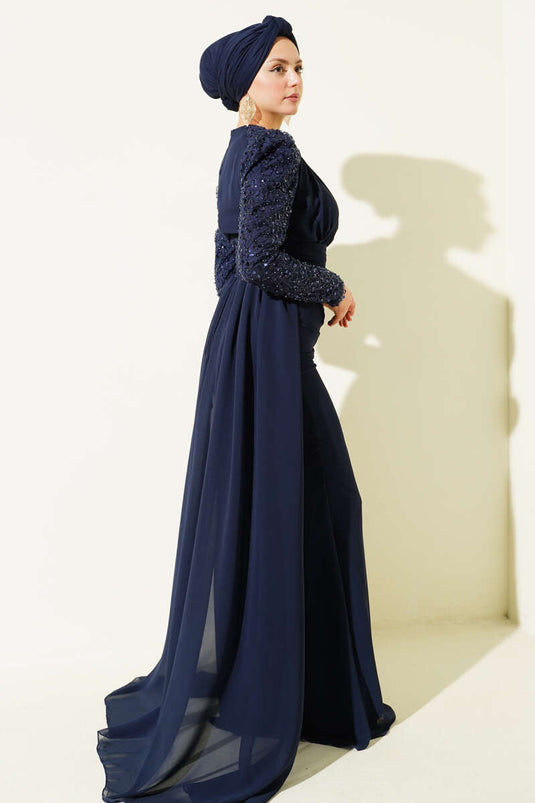 فستان سهرة مزين بخرز كولو مع عباءة باللون الأزرق الداكن